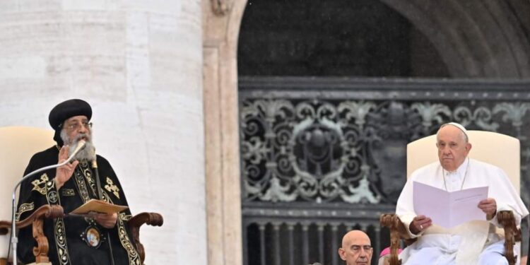 البابا تواضروس والبابا فرنسيس يلتقيان بساحة القديس بطرس بالفاتيكان