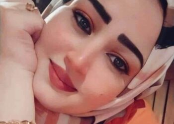 أأعذِر قلبي وهْوَ لي غير عــــاذِرٍ..