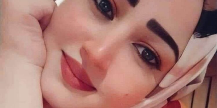 أأعذِر قلبي وهْوَ لي غير عــــاذِرٍ..