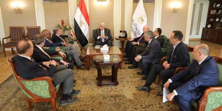 وزير التعليم العالي يعقد اجتماعًا مع وفد جامعة أريزونا الأمريكية