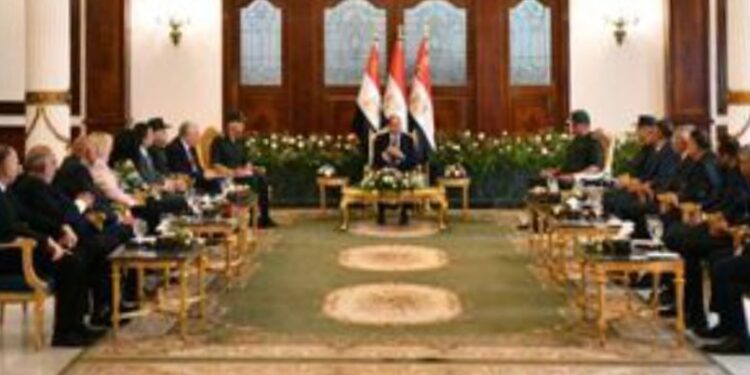 الرئيس السيسي يلتقي عددا من مربي الخيول