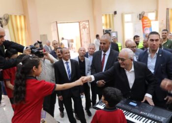 وزير التربية والتعليم ومحافظ الوادي الجديد يتفقدان مجمع ٣٠ يونيو الحكومي