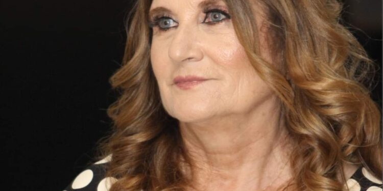 وحقوقٌ … عناق الورد …