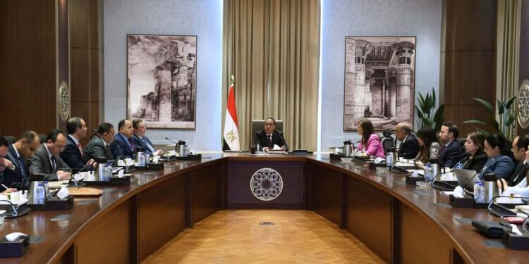 رئيس الوزراء يتابع خطوات تنفيذ برنامج الطروحات