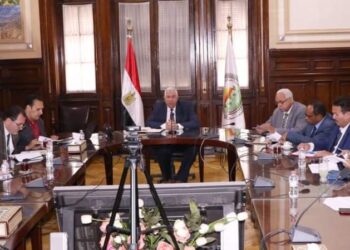 وزير الزراعة يتابع مع قيادات الوزارة توريد القمح في المحافظات