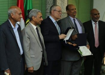 البديوى يكرم رؤساء القطاعات الفائزين بالمراكز الاولى فى الانتاج بمصانع السكر