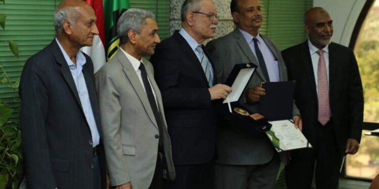 البديوى يكرم رؤساء القطاعات الفائزين بالمراكز الاولى فى الانتاج بمصانع السكر