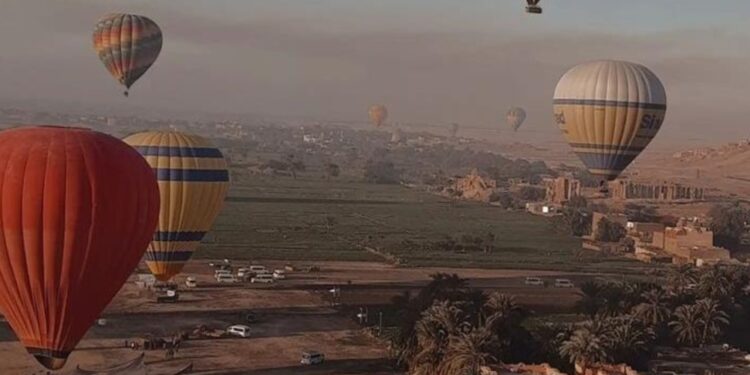 تحليق 750 سائحا من حول العالم على متن 30 رحلة بالون بالأقصر