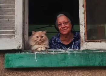 مِن يَرَانَا نبتسم …!!