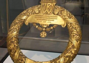 إكليل مصنوع من الذهب قدمه إمبراطور غليوم الثاني  …
