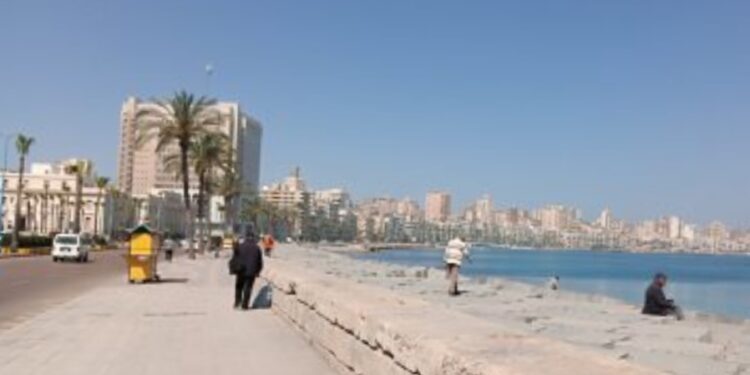 طقس حار نهارًا معتدل ليلاً وشبورة صباحاً..