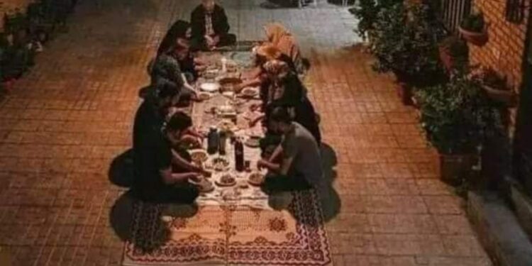 هنيئاً لمن يجتمع إخوانه وأخواته في بيته اسبوعياً أو شهرياً …