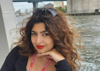 يداك فوق الطاولة