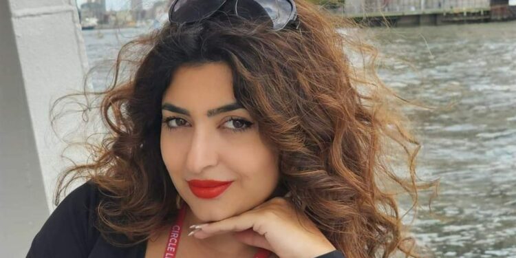 يداك فوق الطاولة