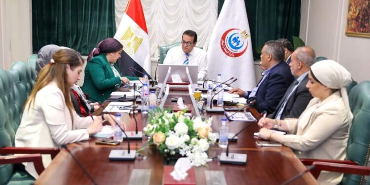 وزير الصحة يعقد اجتماعاً مع رئيس أمانة المراكز الطبية المتخصصة …