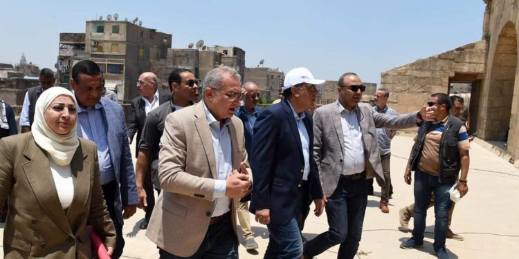 رئيس الوزراء يتابع سير العمل بعدد من قطاعات التطوير