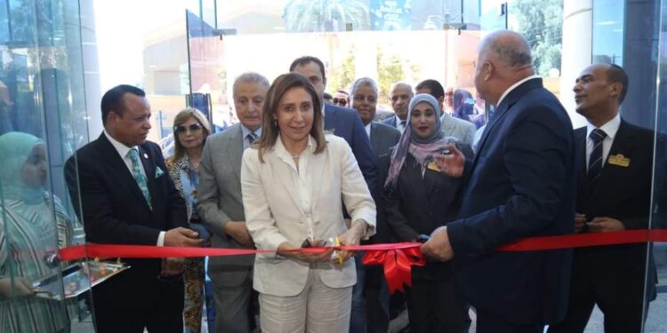 وزيرة الثقافة ومحافظ قنا يفتتحان “مكتبة مصر العامة” بقنا ضمن احتفالات ثورة الثلاثين من يونيو …