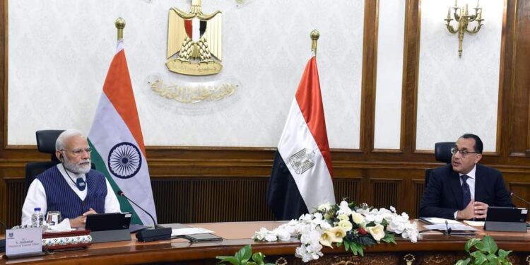 رئيسا وزراء مصر والهند يترأسان اجتماع مائدة مستديرة