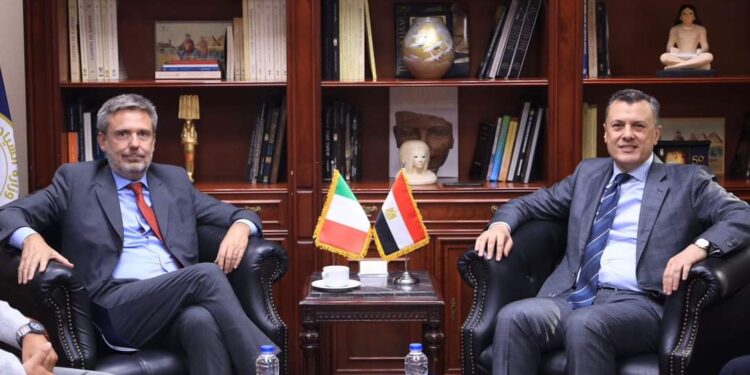 وزير السياحة والآثار يلتقي سفير دولة إيطاليا بالقاهره …
