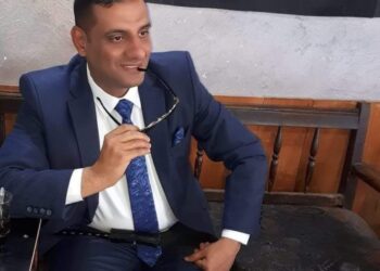 يغفو ويستل من عينيك أحلامهْ …