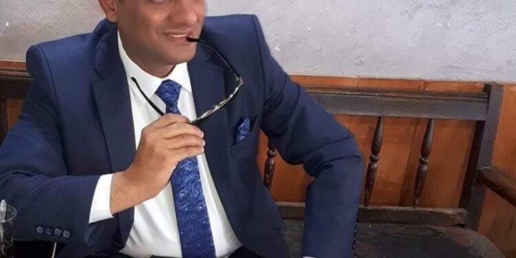 يغفو ويستل من عينيك أحلامهْ …