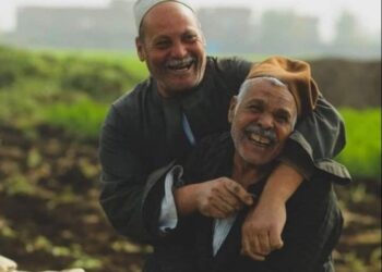 اُنْظُرْ فِي أَعْيُنِ العابرين …