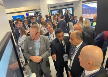 وزير الطيران المدنى يواصل لقاءته مع ممثلى الشركات العالمية