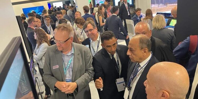 وزير الطيران المدنى يواصل لقاءته مع ممثلى الشركات العالمية