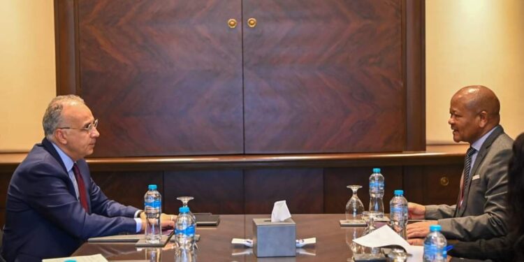الدكتور سويلم يستقبل وزير المياه والصرف الصحي بجمهورية جنوب افريقيا …