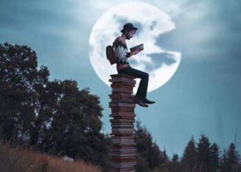 ألقت الشرطة القبض على رجل كان ينظف سيارته الجديدة …