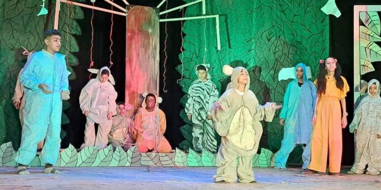 قيمة العقل وأهمية التعاون في عرض “مملكة القرود” لمسرح الطفل بالسويس