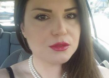 رجلٌ يعانقُني بوشاحِ الشوق …