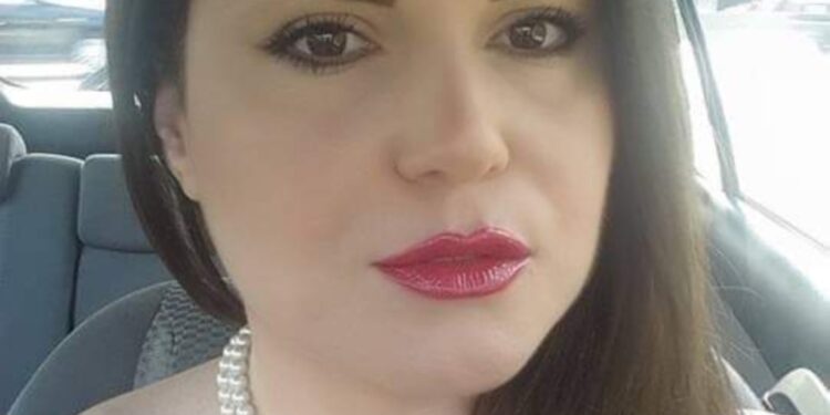 رجلٌ يعانقُني بوشاحِ الشوق …