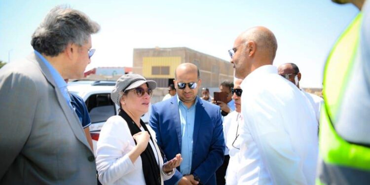 وزيرة البيئة تشهد إصطفاف لنماذج المعدات الخاصة