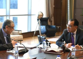 رئيس الوزراء يتابع مع وزير الكهرباء  عدداً من ملفات العمل