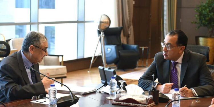 رئيس الوزراء يتابع مع وزير الكهرباء عدداً من ملفات العمل