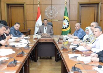 محافظ الدقهلية يعقد اجتماعاً باللجنة العليا