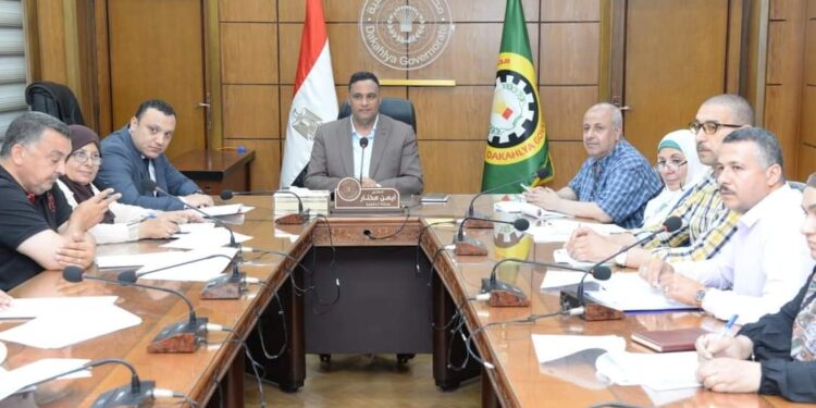 محافظ الدقهلية يعقد اجتماعاً باللجنة العليا