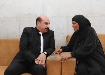 محافظ أسوان يستمع لمطالب المواطنة ثريا عبد المتعال ويوجه المسئولين لتلبيتها 