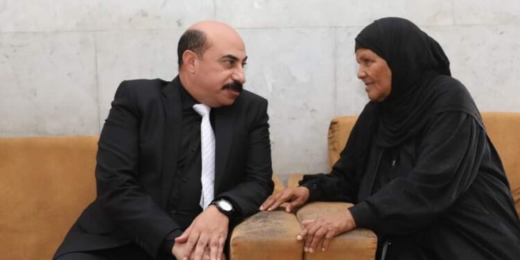 محافظ أسوان يستمع لمطالب المواطنة ثريا عبد المتعال ويوجه المسئولين لتلبيتها