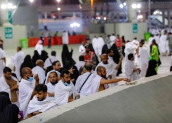 الحجاج يرمون إبليس بـ 21 جمرة اليوم