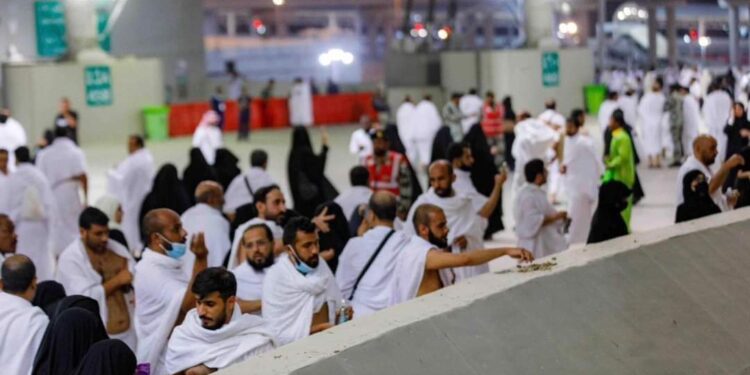 الحجاج يرمون إبليس بـ 21 جمرة اليوم