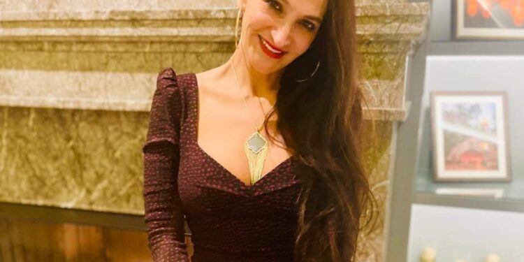 تتعبني قدرتك على الوصول حيثما نظرتُ دائماً … 