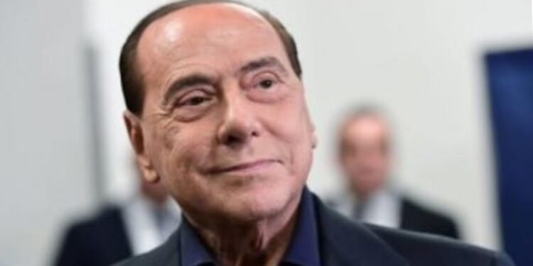 آلاف الإيطاليين يحتشدون أمام كاتدرائية ميلانو لتشييع برلسكونى