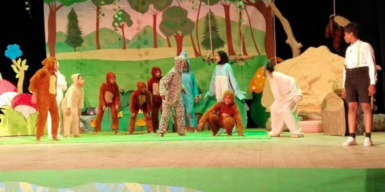 حكم حياتية في العرض المسرحي “مملكة القرود” بقنا