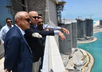 وزير الإسكان يتابع مشروعات مدينة العلمين الجديدة