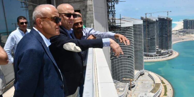 وزير الإسكان يتابع مشروعات مدينة العلمين الجديدة