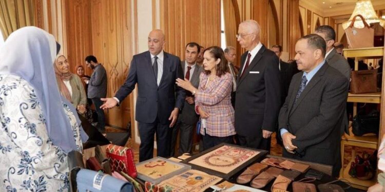 جهاز تنمية المشروعات يقيم معرض “اشتري فن مصري”