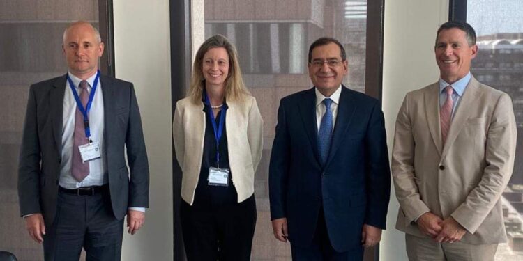 وزير البترول والثروة المعدنية يبحث مع كابريكورن إنرجي خطط وبرامج عملها في مجال البحث والاستكشاف