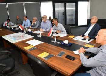 وزير الإسكان يعقد اجتماعا بمنطقة الأبراج الشاطئية